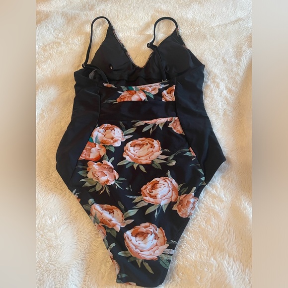 Cupshe black/floral swimsuit - Picture 1 of 2